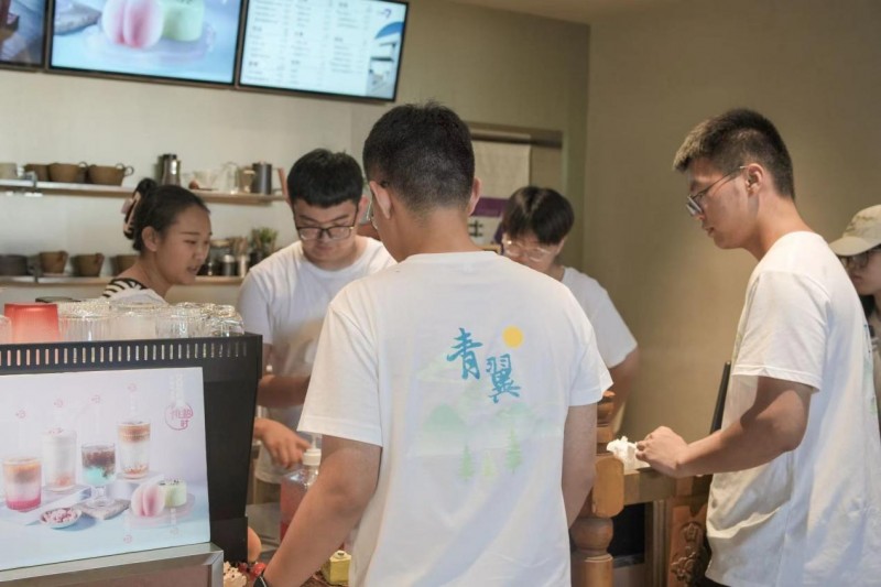 咖啡引桃香，桃香漾咖啡——“青翼乘云，荣耀沙洲”团队助力延伸凤凰水蜜桃产业链