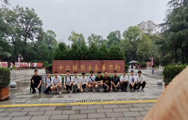 “西南石油大学理学院缅怀烈士社会实践队赴十二号烈士墓缅怀烈士”