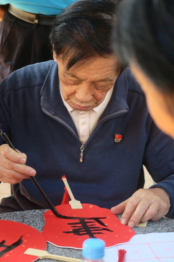 暖心服务，敬老花开 ——记文学院21级汉语言文学(教师教