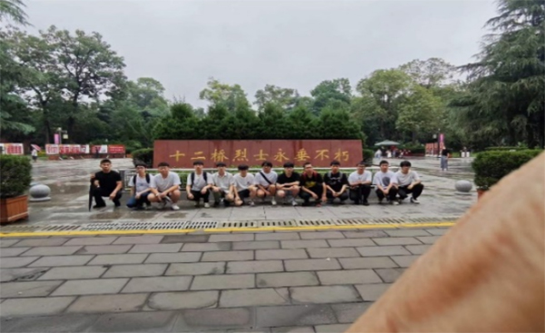 理学院缅怀烈士社会实践队于十二桥烈士墓：瞻仰烈士陵园 缅怀革命先烈