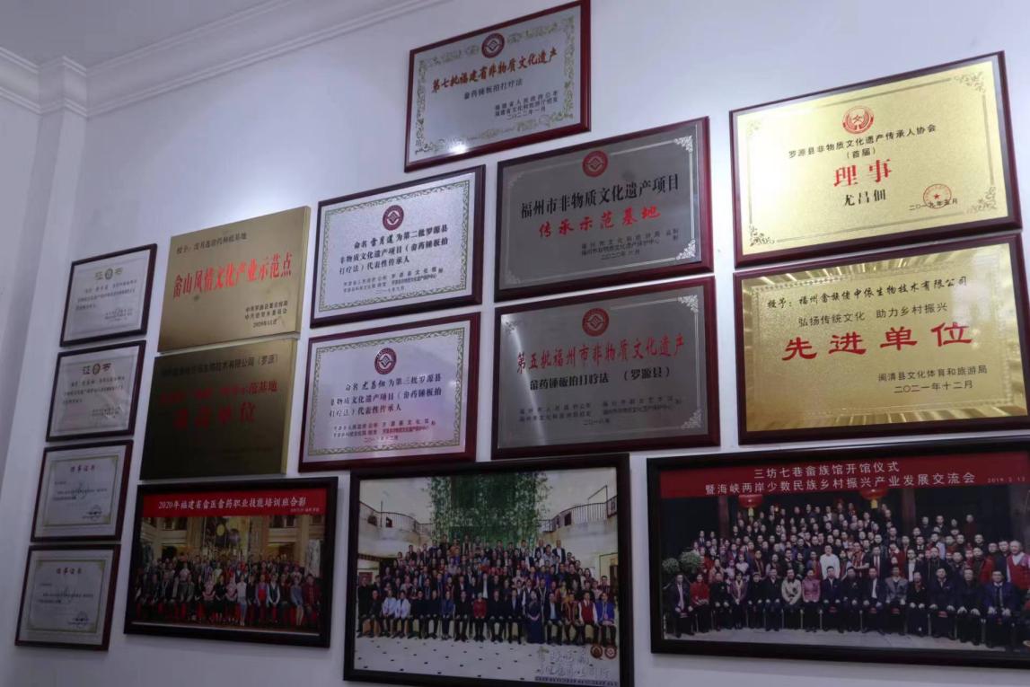 重庆人文科技学院“榕叶满庭”非遗文化传承与创新实践团—探寻畲药锤板拍打 疗法传承人的故事