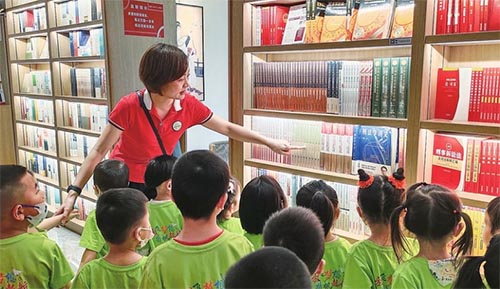 市二幼组织幼儿开展读书节社会实践活动