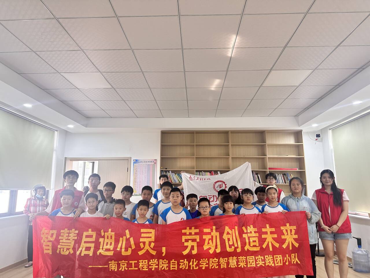 智慧农业启迪童心 动手实践播种未来