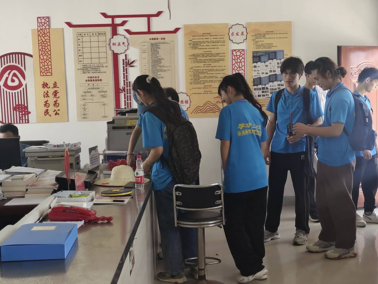 安徽学子三下乡：行至桃园深处，直播助农心“夏”乡