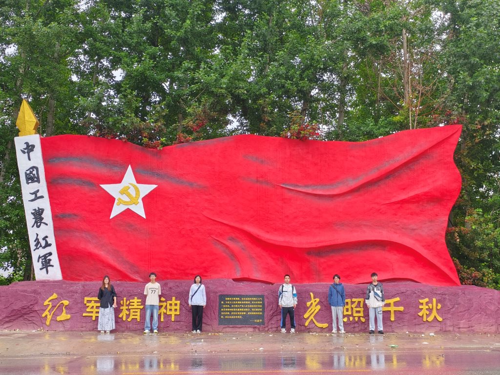 红光辉映乡村路，文旅融合开启产业振兴新篇章