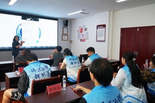 图为调研队成员在听取溯源治理工作的报告。
